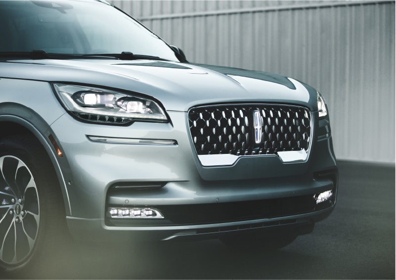 The available adaptive pixel LED headlamps of the 2023 Lincoln Aviator® SUV activated | Thomasville Lincoln in Thomasville GA