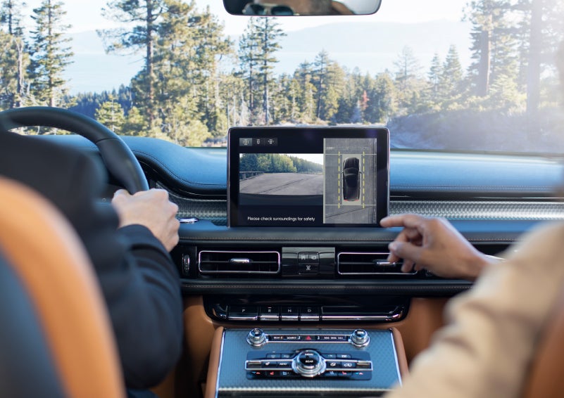 The available 360-Degree Camera shows a bird's-eye view of a Lincoln Aviator® SUV | Thomasville Lincoln in Thomasville GA