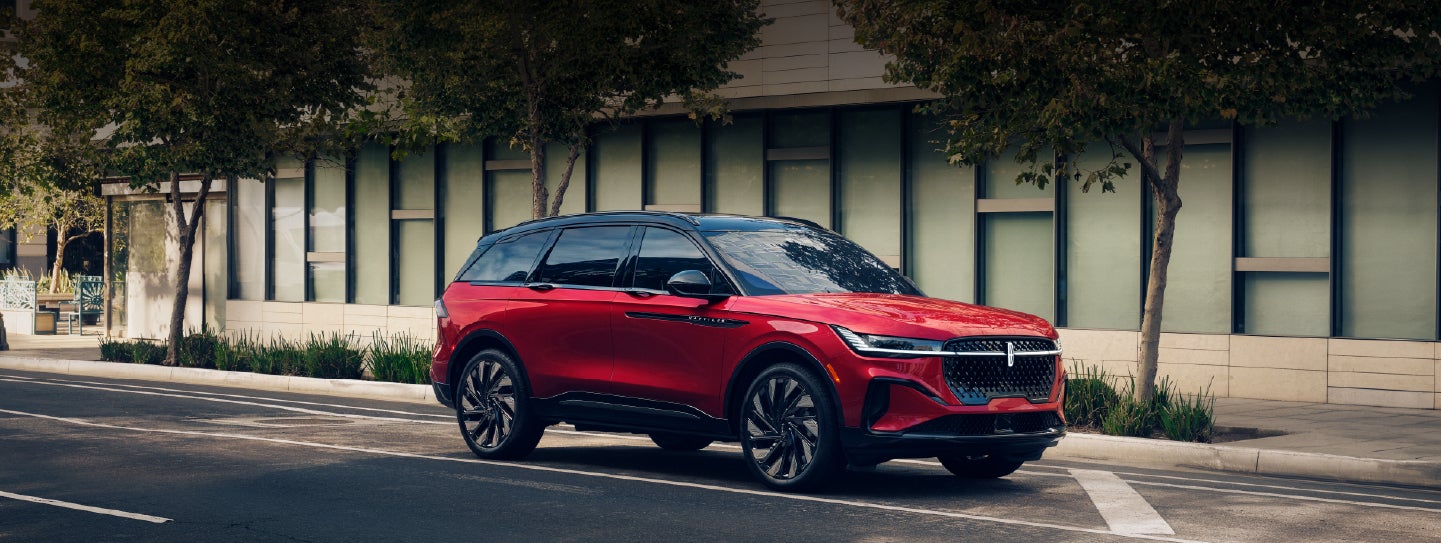 A 2025 Lincoln Nautilus® SUV with an available hybrid powertrain is parked in an urban setting. | Thomasville Lincoln in Thomasville GA